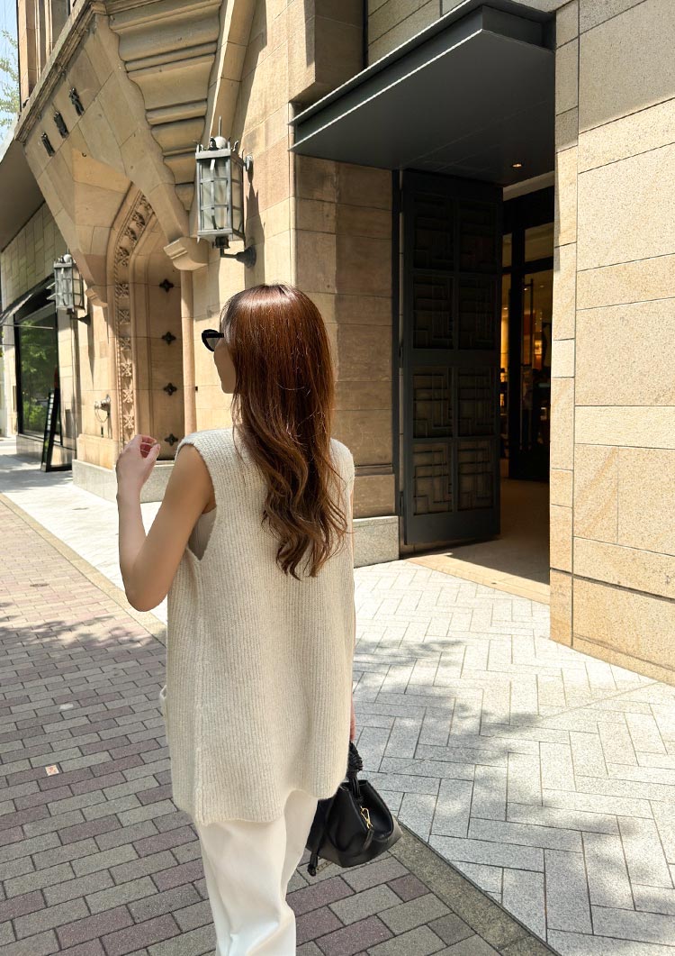 Sleeveless knit gilet LD030
